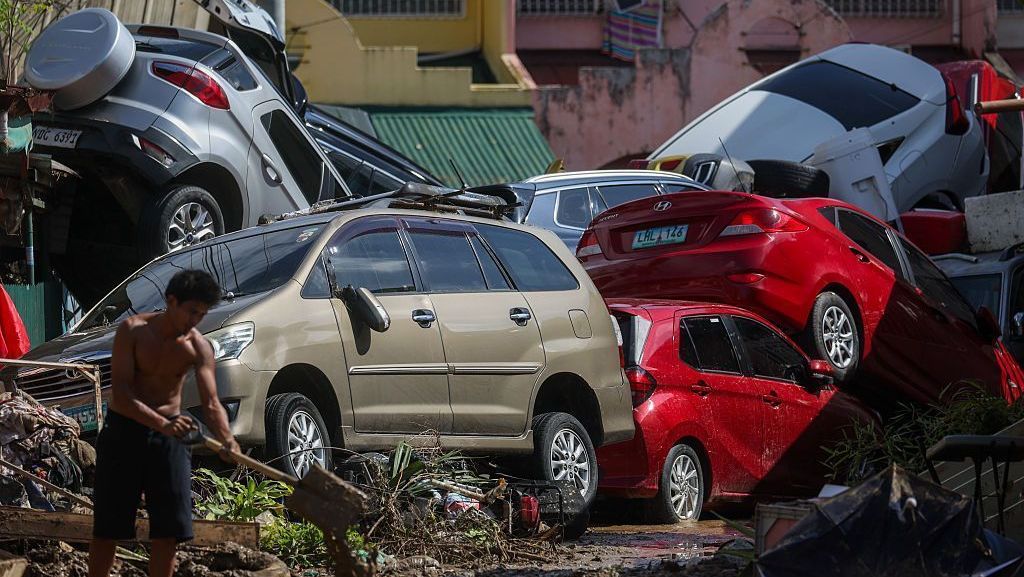 Veículos e móveis danificados amontoados em Bacayan, na província de Cebu, nas Filipinas, após fortes inundações devido ao tufão Kalmaegi