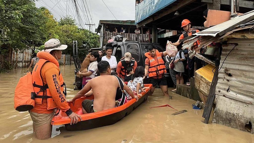 Guarda Costeira das Filipinas resgata moradores ilhados pelas enchentes em Cebu após a passagem do tufão Tino pela região em 4 de novembro de 2025