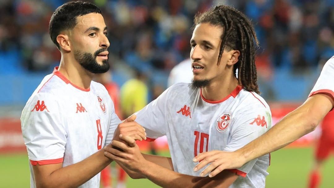 Saad e Mejbri comemoram o gol da virada da Tunísia sobre a Jordânia