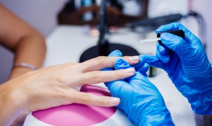 Unhas em gel: o que muda com a proibição de substâncias em esmaltes