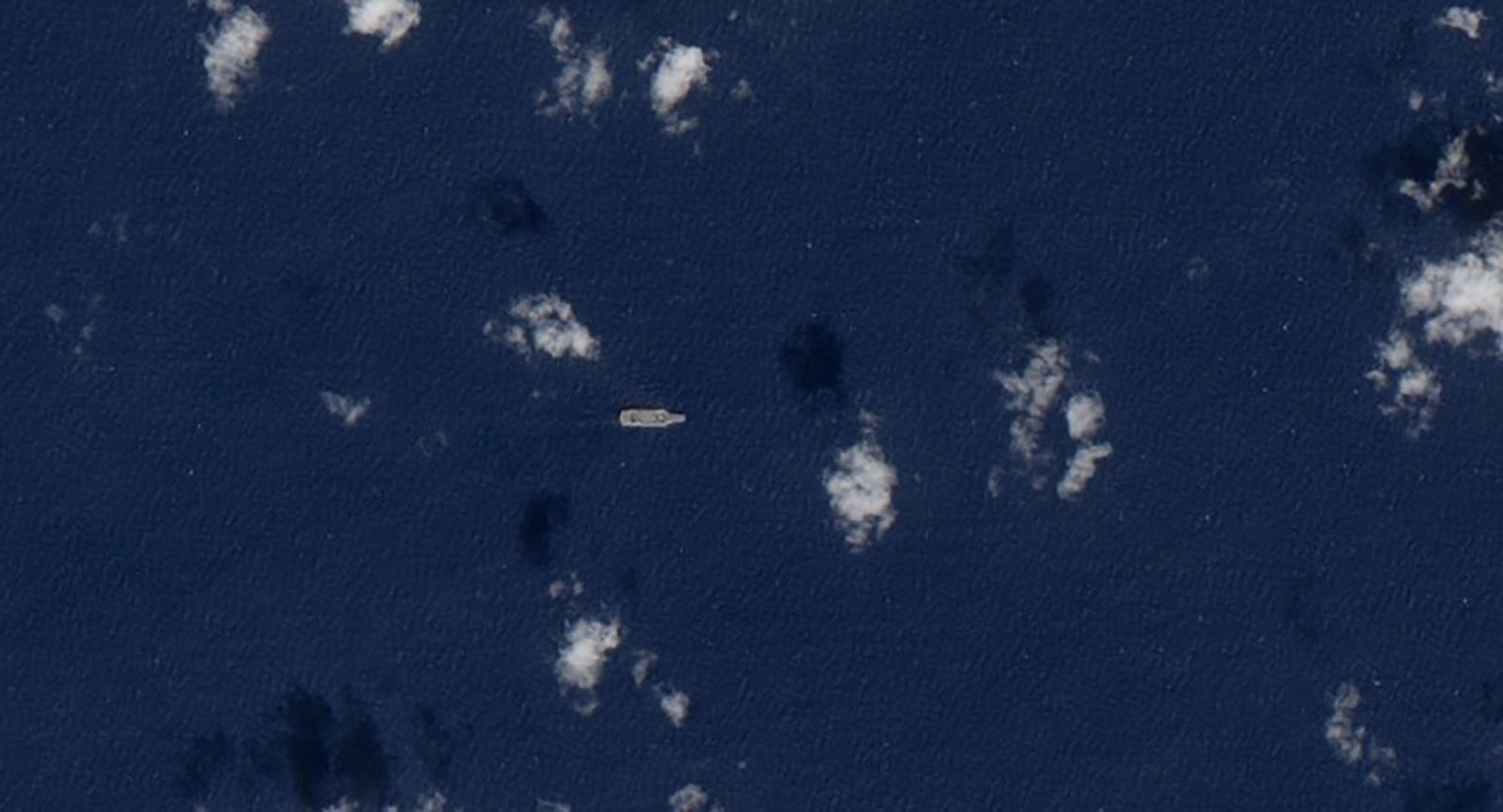 O navio USS Gerald Ford, avistado pela primeira vez no Caribe pelo pesquisador de código aberto SA Defensa na sexta-feira, 22 de novembro, perto de dois destróieres da Marinha • European Space Agency via CNN Newsource