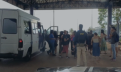Vídeo: van com 42 pessoas é flagrada na BR-070 pela PRF
