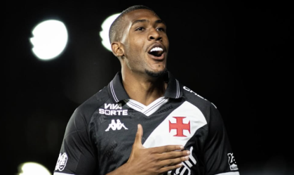 Rayan comemorando o terceiro gol do Vasco sobre o Internacional