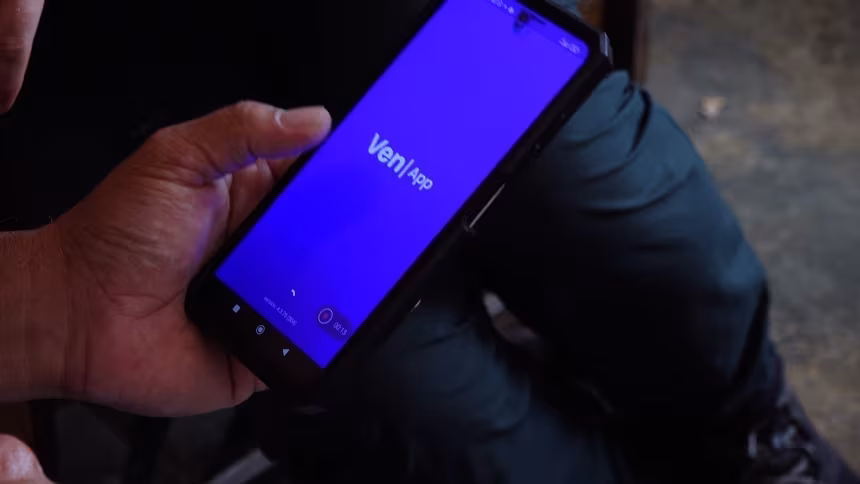Um usuário abre o VenApp em um celular em 29 de outubro de 2025, em Caracas, Venezuela.