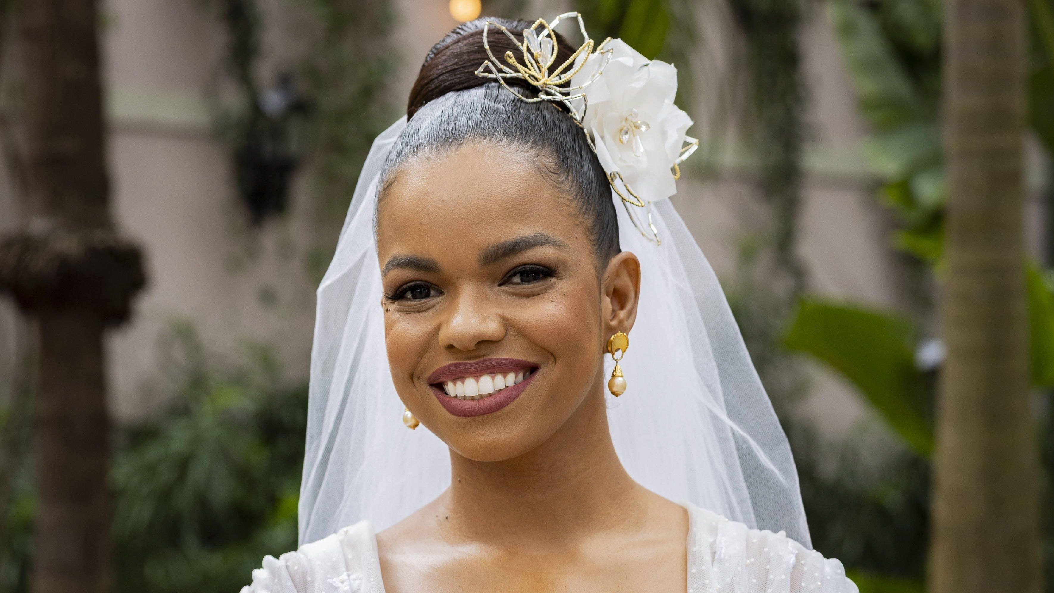 Dita (Jennifer Nascimento) e Candinho (Sergio Guizé) se casam em "Êta Mundo Melhor!"