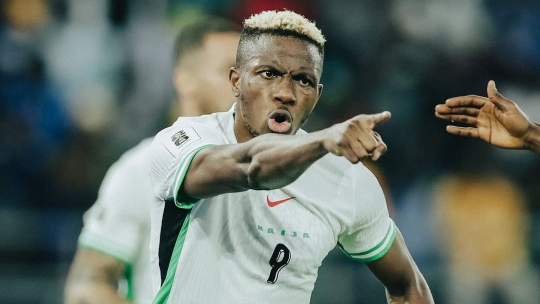 Victor Osimhen celebra gol contra o Gabão na repescagem para a Copa do Mundo