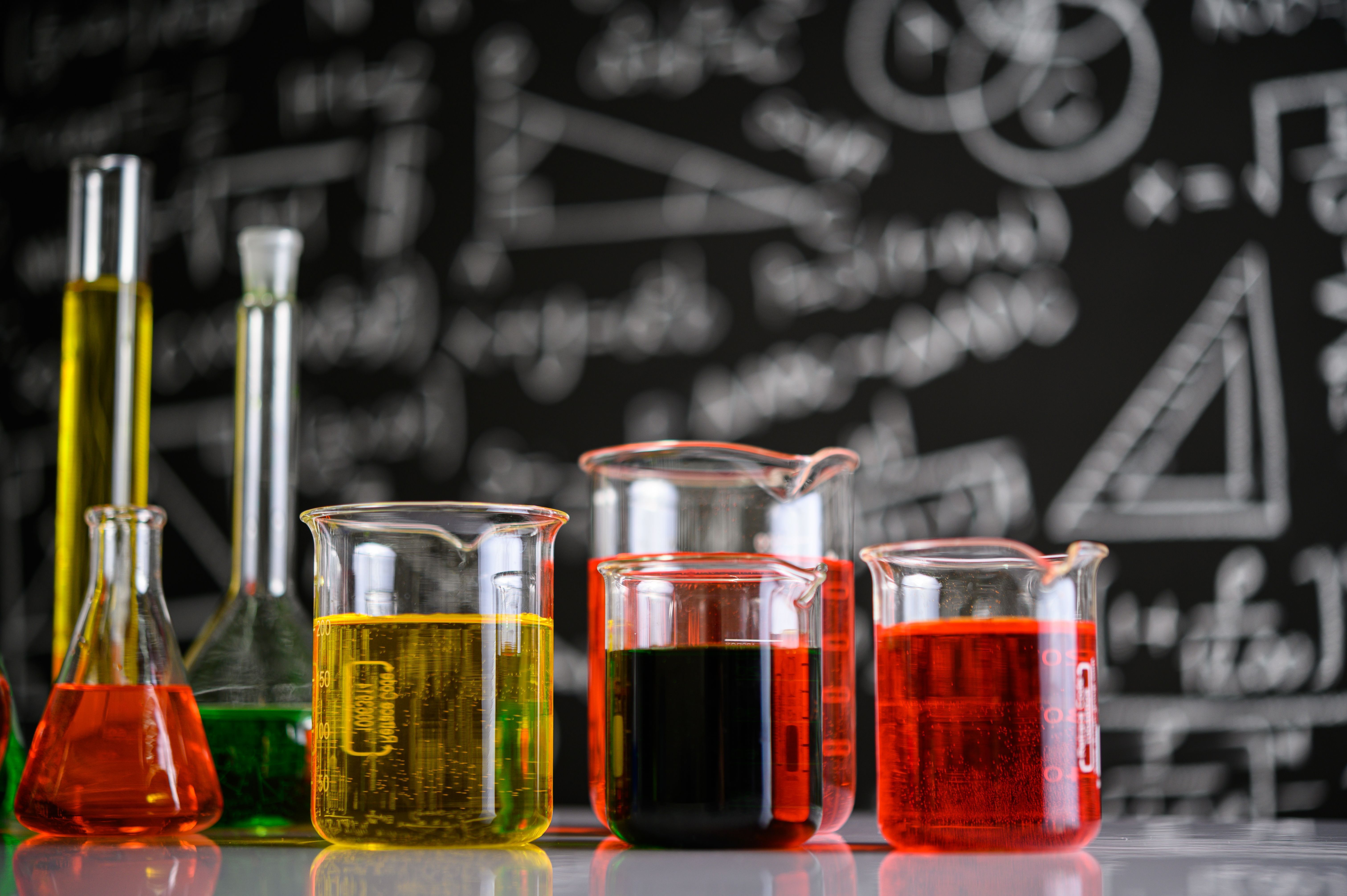 Vidraria de laboratório contendo líquidos de cores diferentes.