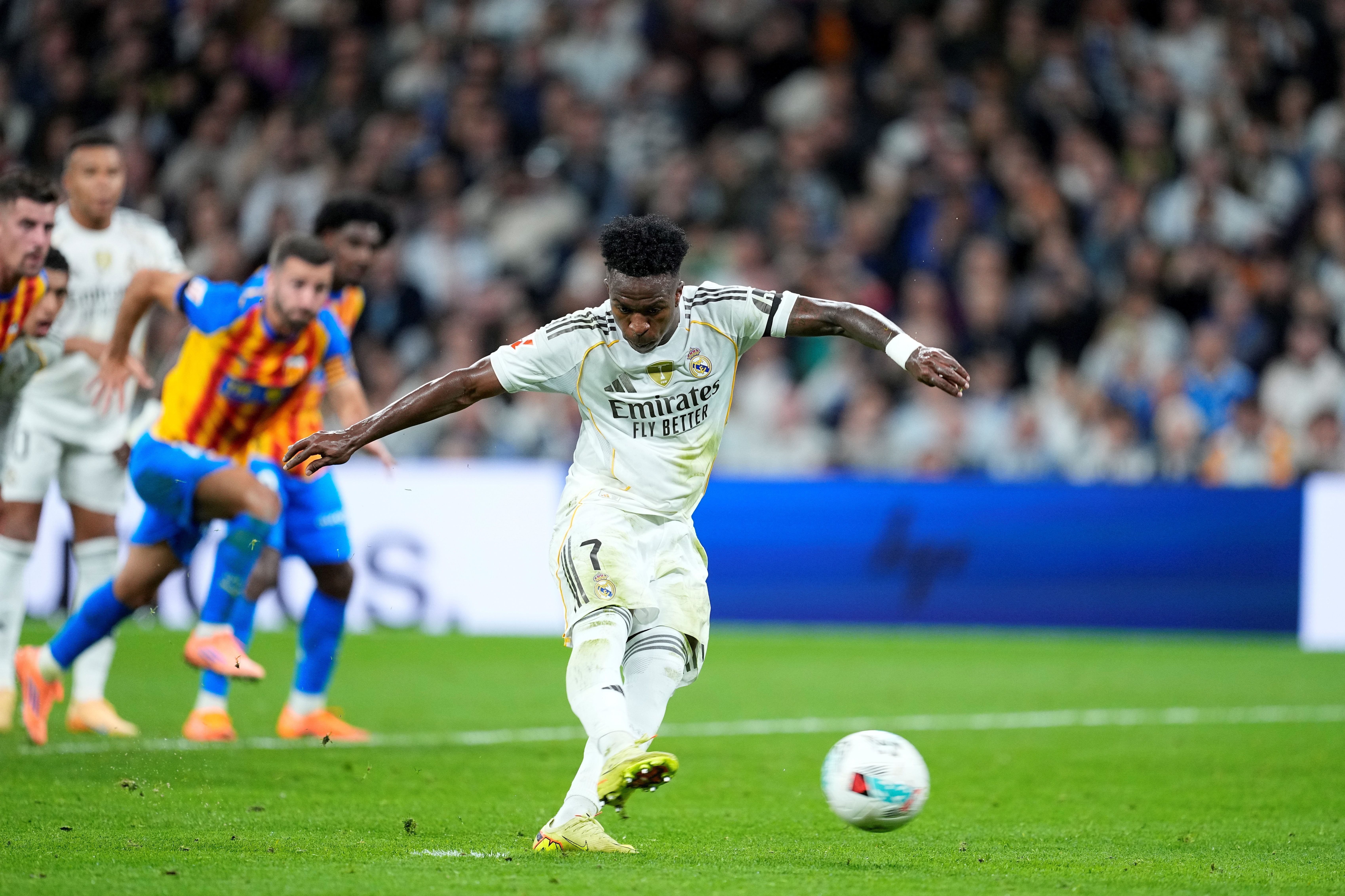 Vin Jr. desperdiça cobrança de pênalti no duelo entre Real Madrid e Valencia