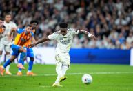 Real Madrid goleia Valencia em jogo de pênalti perdido por Vini Jr.