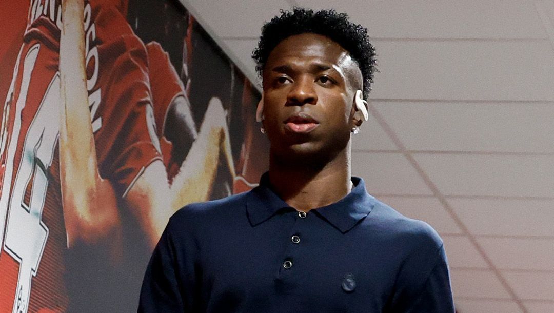 Vini Jr. em chegada ao estádio Anfield para o jogo contra o Liverpool