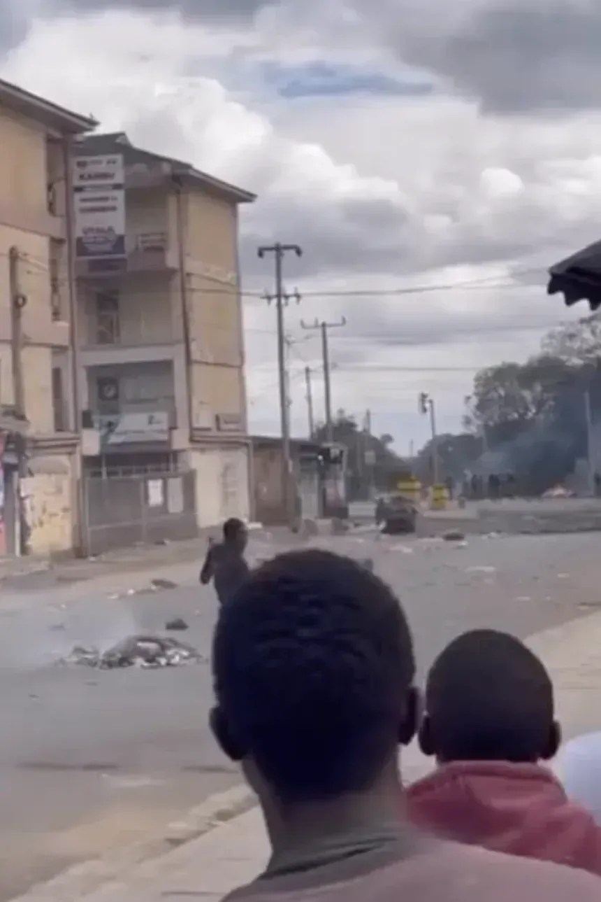 Um manifestante é visto caminhando em direção a um posto policial no topo de uma estrada em Arusha, no dia 29 de outubro de 2025 • Obtido pela CNN