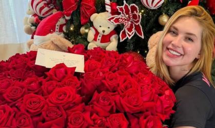 Virginia recebe buquê gigante de Vini Jr. para celebrar um mês de namoro