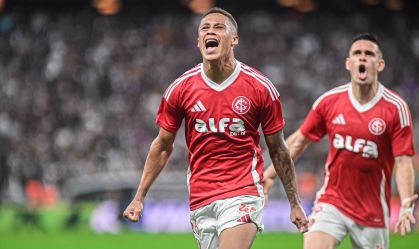 Vitinho e Rafael Borré, atacantes do Internacional, comemorando um dos gols marcados sobre o Ceará, pelo Brasileirão