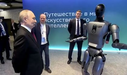 Vídeo mostra robô com inteligência artificial dançando para Putin