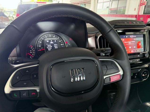 Volante tem poucos botões • Rodrigo Barros/CNN