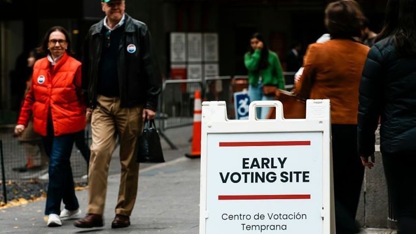 Pessoas chegam para participar da votação antecipada em um centro de votação no bairro de Manhattan, na cidade de Nova York, em 25 de outubro de 2025 • ZAMEK/VIEWpress