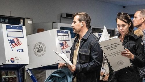 Eleitores votam para prefeito de Nova York no último dia de votação antecipada no Borough of Manhattan Community College, em 2 de novembro de 2025