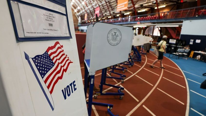 Eleitores votam nas primárias para prefeito no Park Slope Armory YMCA em 24 de junho de 2025, no bairro do Brooklyn, na cidade de Nova York • Spencer Platt/Getty Images