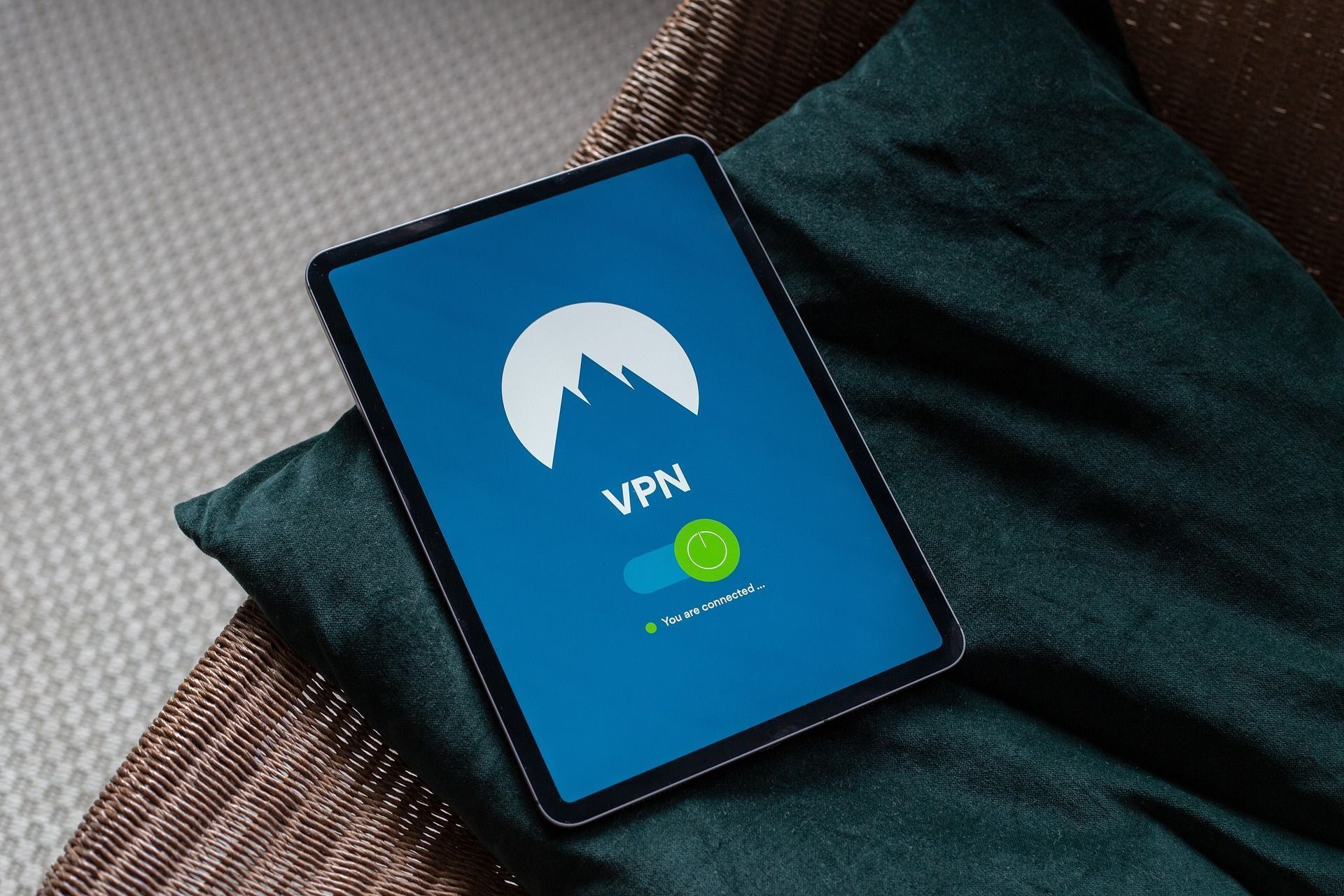 tablet-com-aplicativo-vpn-ativo-em-tela-azul-simbolo-de-seguranca-digital-e-privacidade-online