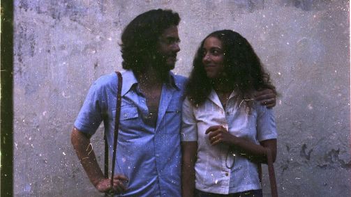 Wagner Moura e Alice Carvalho em foto retrô mostrada em "O Agente Secreto"