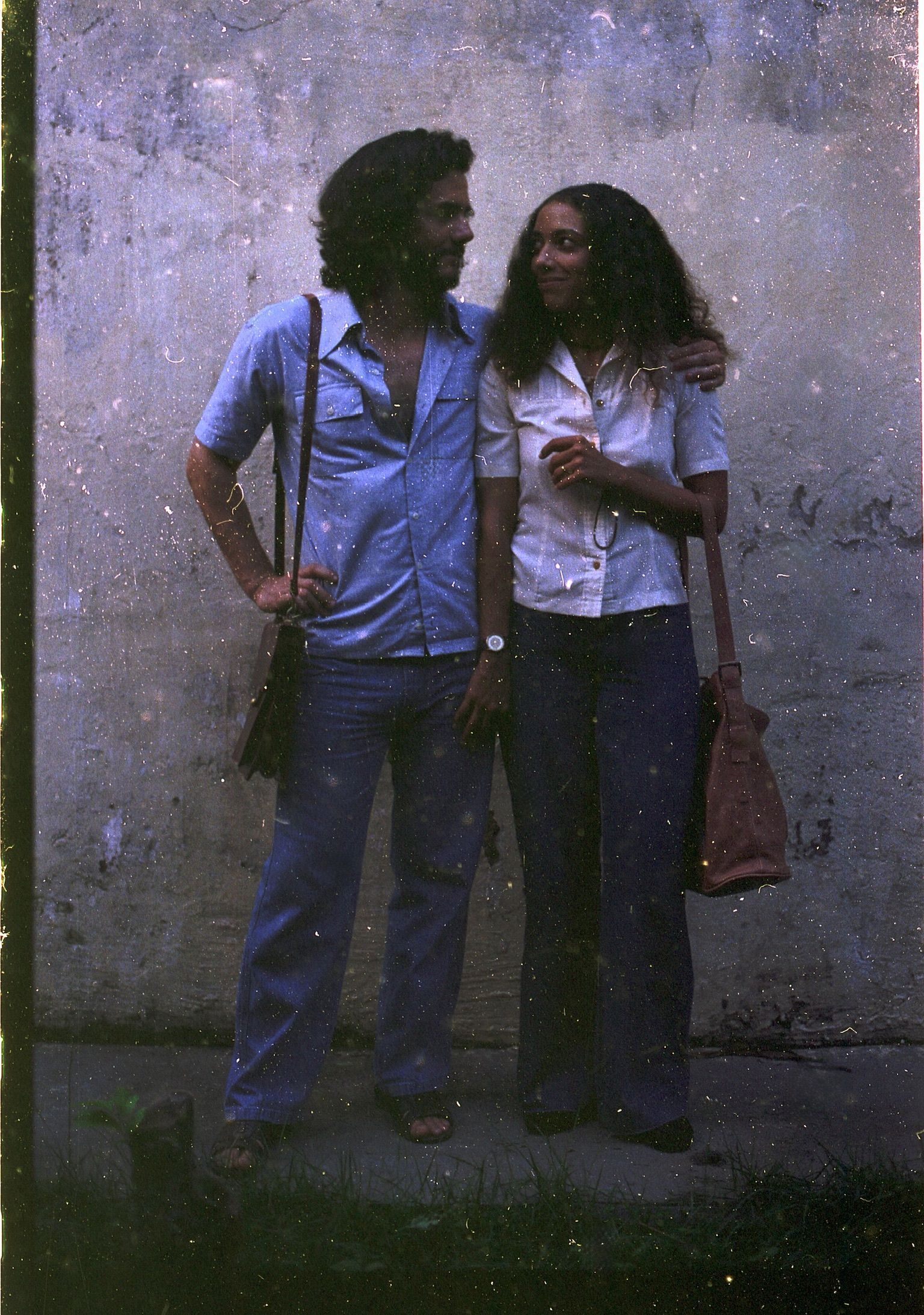 Wagner Moura e Alice Carvalho em foto retrô mostrada em "O Agente Secreto" • Divulgação/Victor Juca