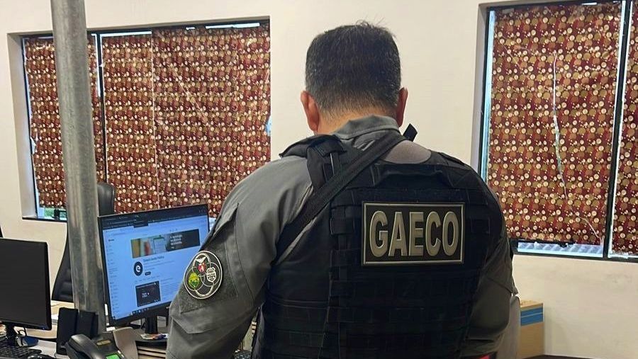 Advogada suspeita de usar profissão para entregar celulares para membros do PCC na cadeia é presa no Paraná