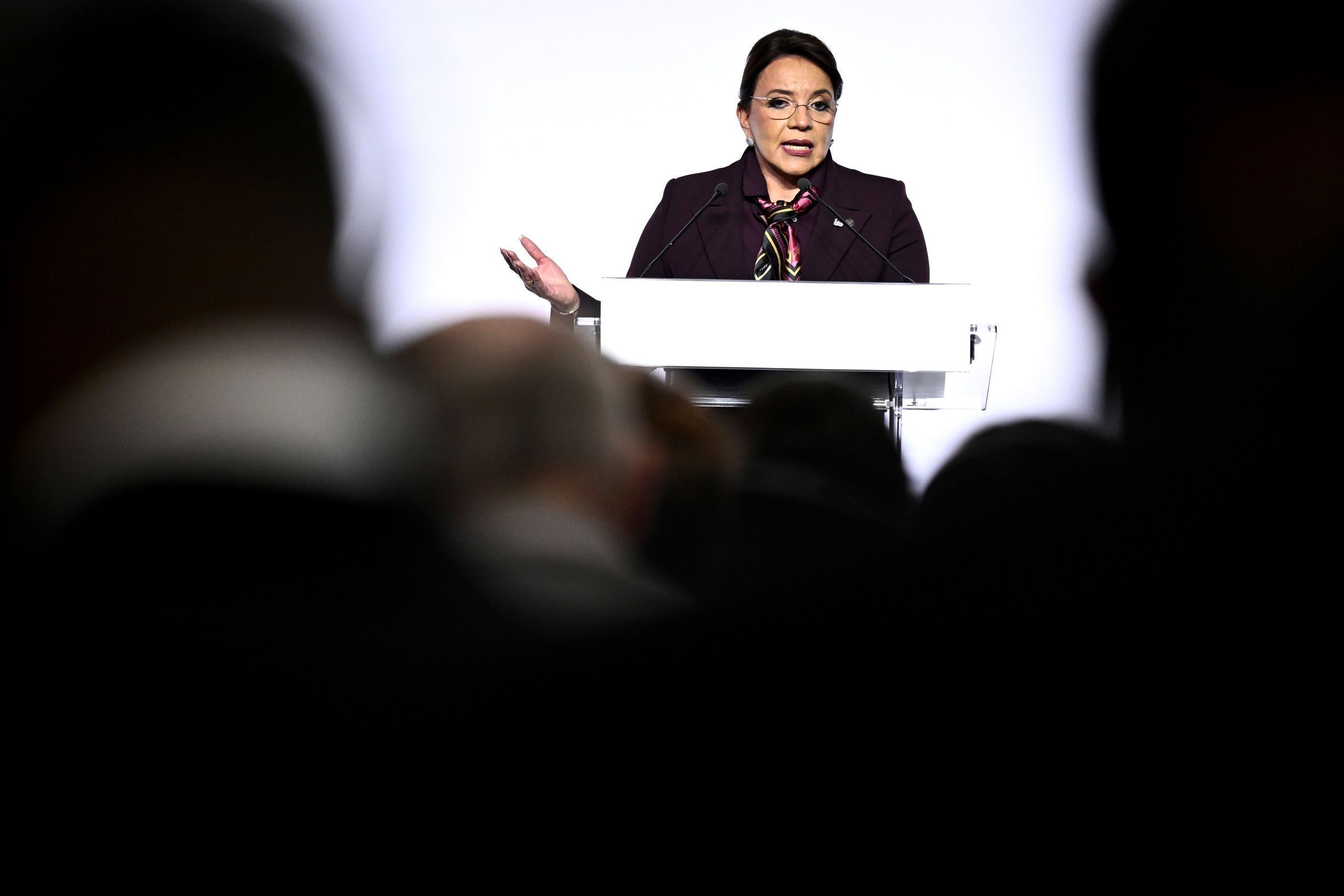 A presidente de Honduras, Xiomara Castro, discursa durante a primeira reunião da Coalizão Global para a Alimentação Escolar, em Paris, em 18 de outubro de 2023 • Julien de Rosa/AP/File via CNN Newsource