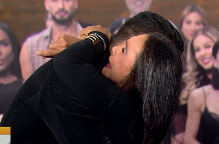 Yoná chora ao reencontrar o filho Antony depois de "A Fazenda 17" • Reprodução/Record