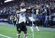 Memphis e Yuri brilham, Corinthians vence o São Paulo e chega aos 45 pontos