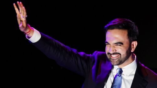 Prefeito eleito de Nova York, Zohran Mamdani, acena para simpatizantes após vencer eleição