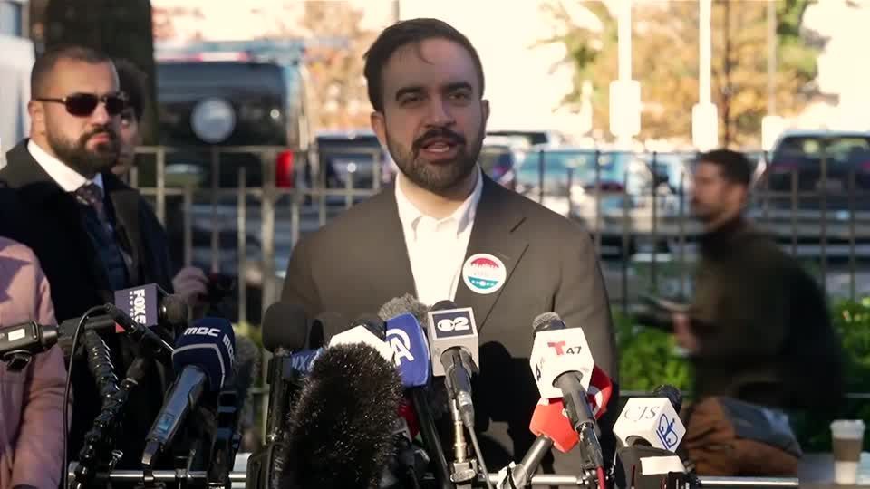 Zohran Mamdani vota na eleição para prefeito de Nova York