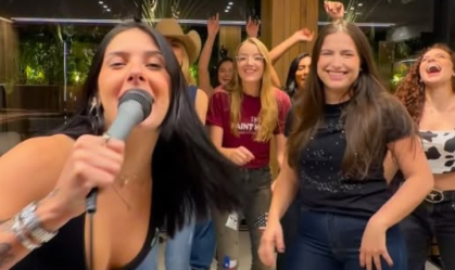 Solteira, Ana Castela mostra curtição com amigas: "Vou pegar todo mundo"