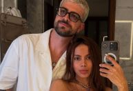 Anitta revela que namora há 1 ano e faz raro comentário: "Me apoia"