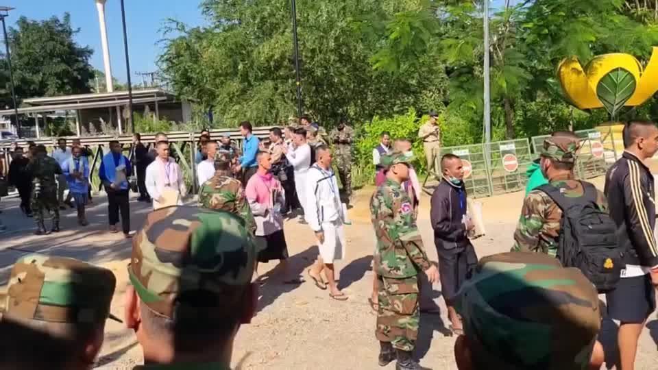Soldados cambojanos sendo libertados na fronteira entre Tailândia e Camboja