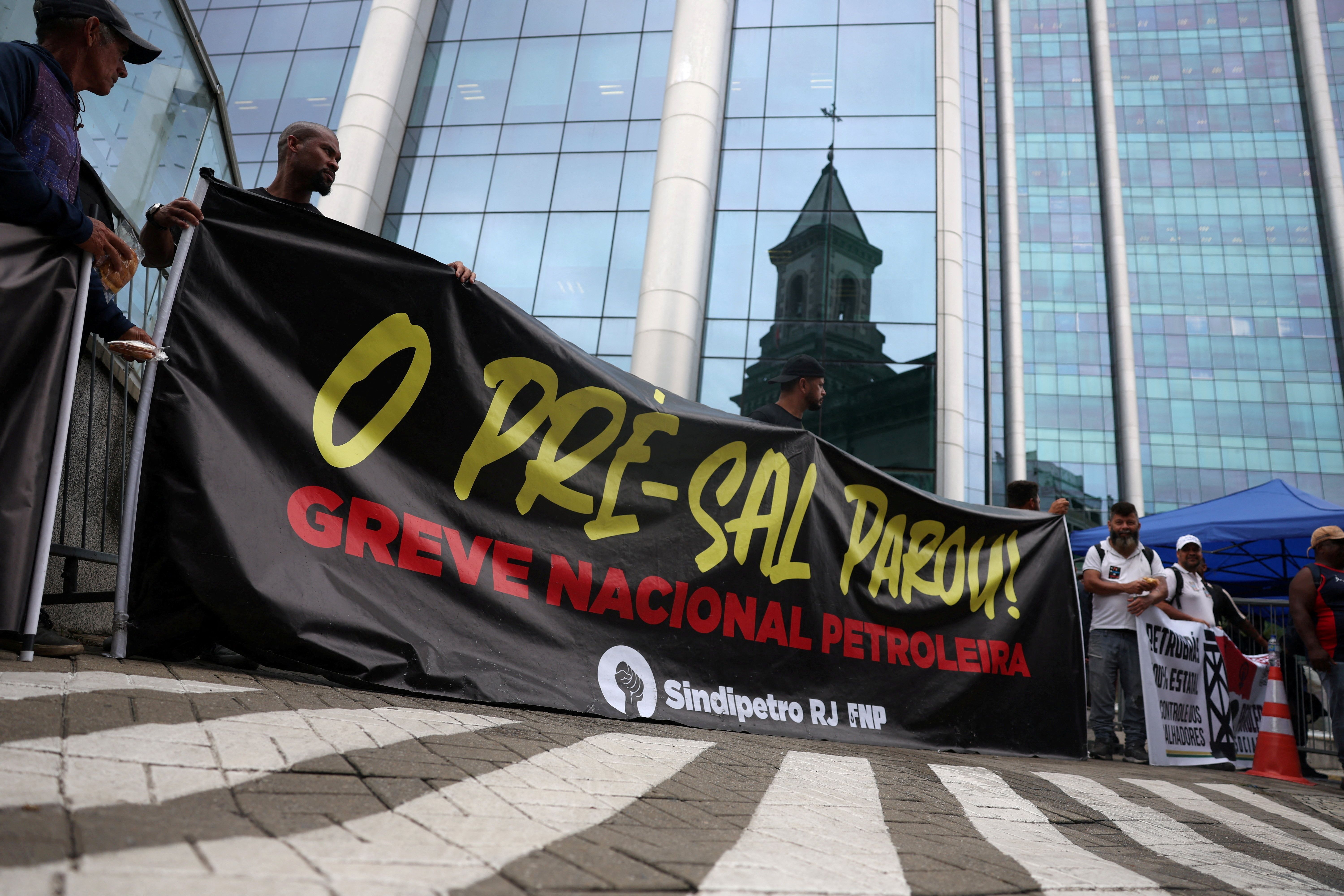 Trabalhadores da Petrobras em manifestação no Rio de Janeiro