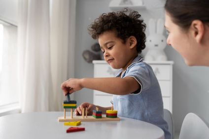 criança-sob-supervisão-brincando-com-blocos-de-encaixe