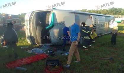 Ônibus tomba e deixa três mortos em Jaboticabal, no interior de SP