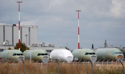 Airbus reduz meta de entregas após problemas em painéis metálicos de aviões