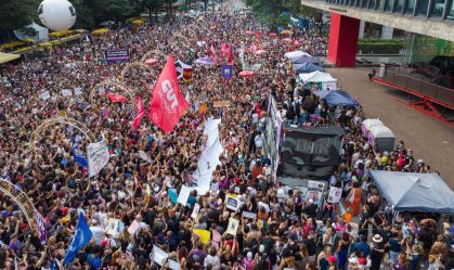 Manifestantes se reúnem na Avenida Paulista contra o feminicídio no Brasil