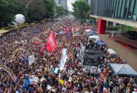 Manifestantes se reúnem na Avenida Paulista contra o feminicídio no Brasil
