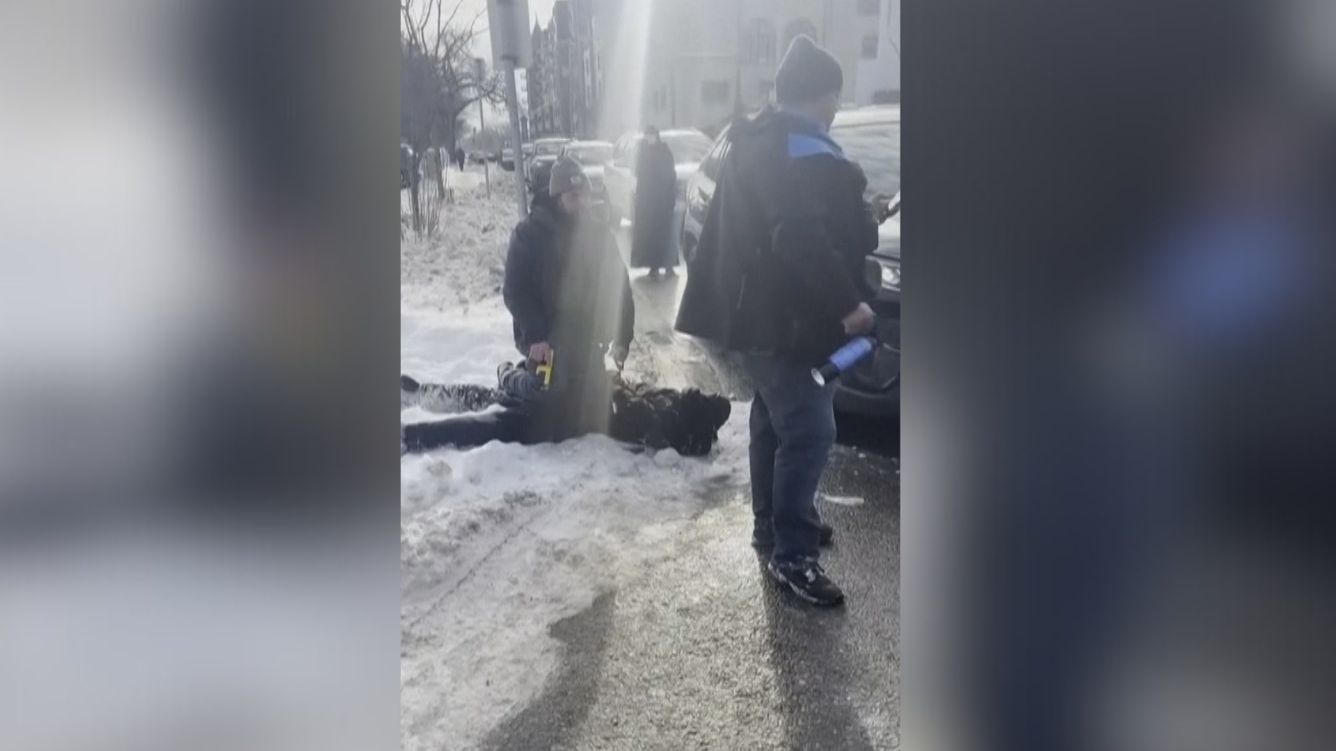 Agente do ICE arrasta uma mulher e a mantém pressionada contra o chão de neve em Minneapolis., nos EUA