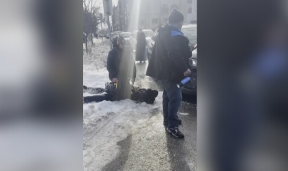 Veja: Mulher é arrastada na neve pela polícia imigratória dos EUA