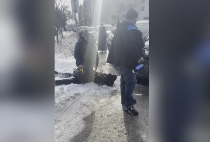 Veja: Mulher é arrastada na neve pela polícia imigratória dos EUA