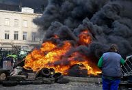 Bombas e confusão: Correspondente da CNN mostra protesto contra UE-Mercosul