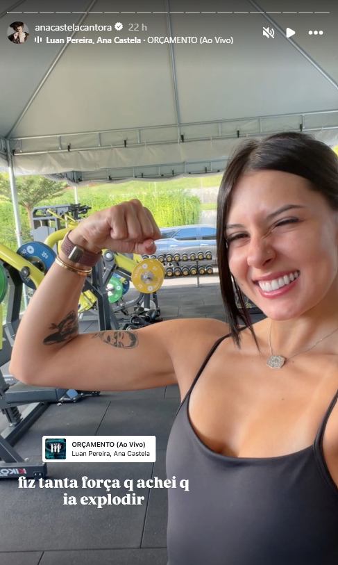 Ana Castela na academia mostrando braços definidos • Instagram/ Ana Castela