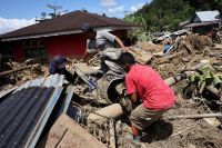 Tempestades e enchentes deixam mais de mil mortos na Ásia