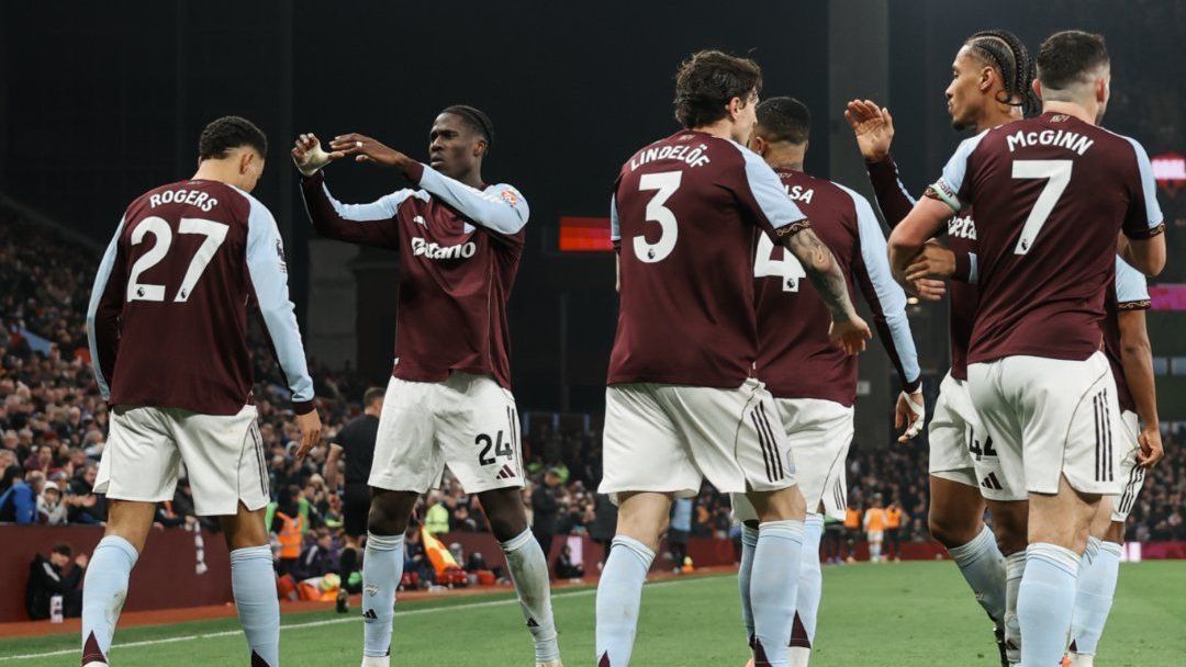 Aston Villa durante vitória contra o United