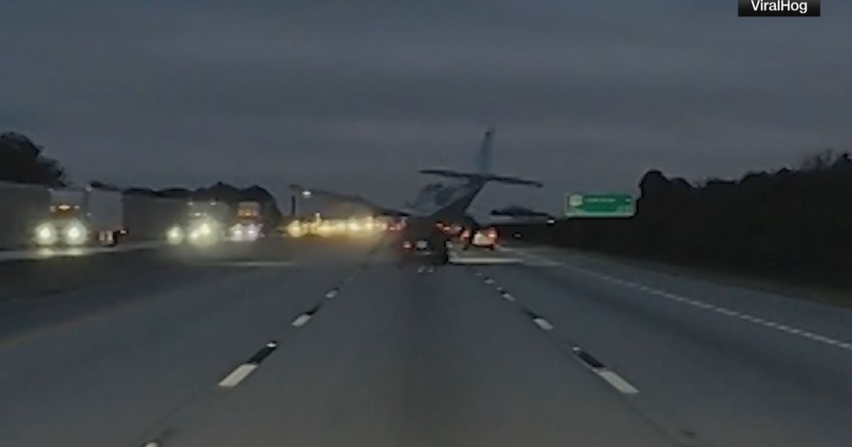 Veja o momento em que avião cai em cima de carro nos EUA