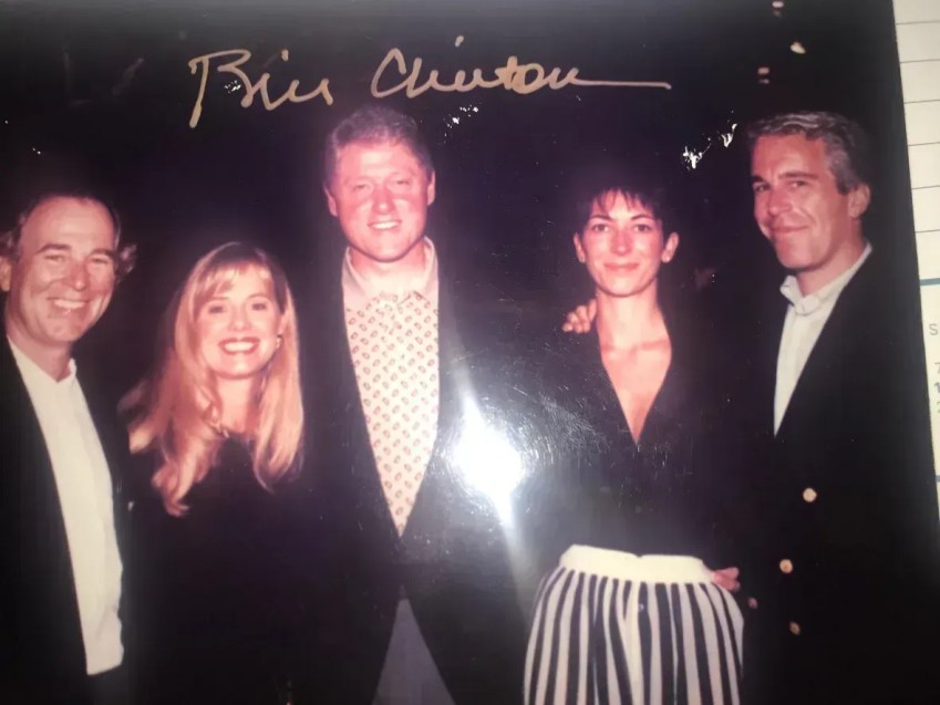 Bill Clinton aparece ao lado de Ghislaine Maxwell e Jeffrey Epstein em novas fotos • Reprodução/House Oversight Democrats