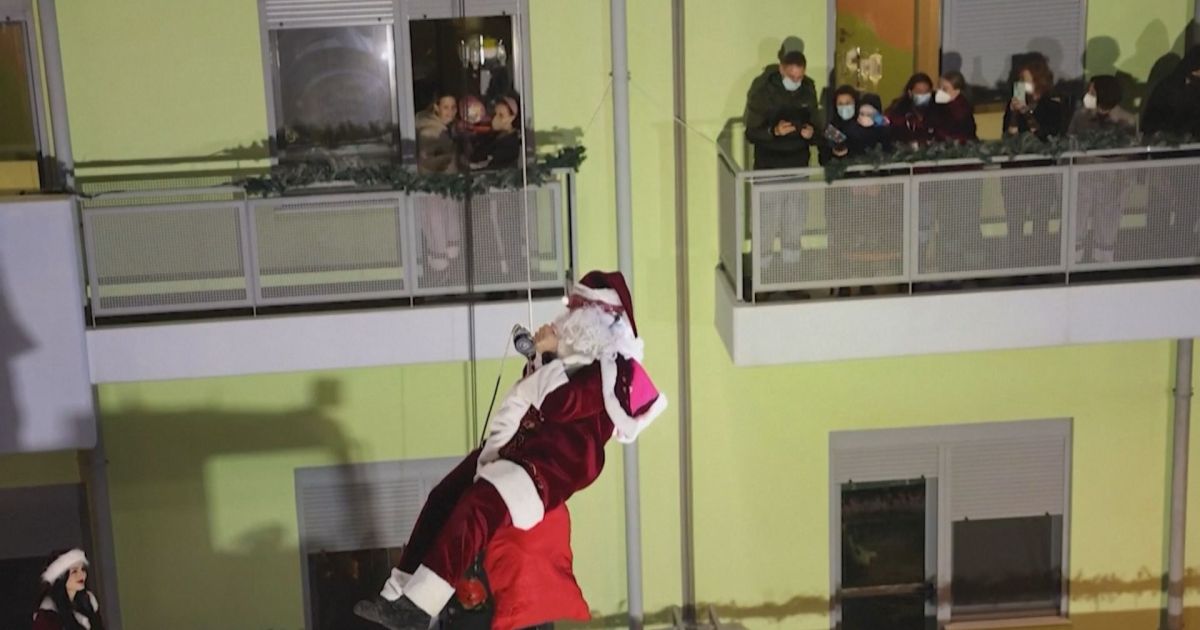Bombeiros de Atenas se vestem de Papai Noel e visitam crianças em hospital